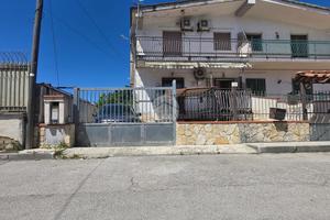 PORZIONE DI BIFAMILIARE A GIUGLIANO IN CAMPANIA