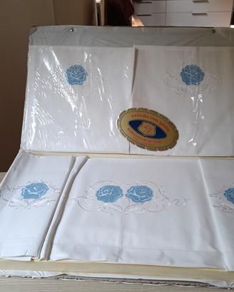 Lenzuola matrimoniali ricamate con rose blu 