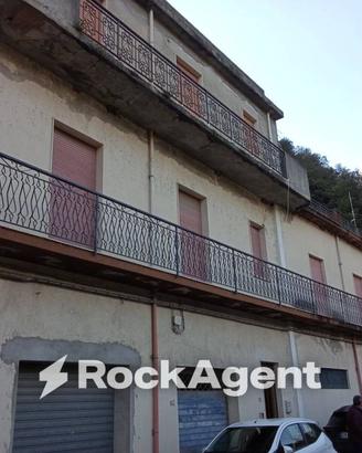 Casa indipendente di 450 m² con più di 5 locali e 