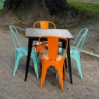 8 tavoli 80x80 con 4 sedie ciascuno