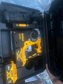 DEWALT 18V XR Trapano a Percussione - Con 2 batter