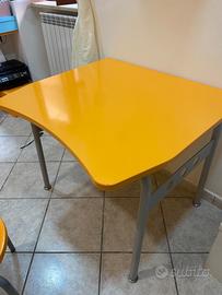 Scrivania sedia e cassettiera