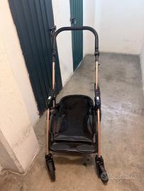 Paseggino e culla bambina