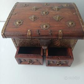 Scrigno Portagioie Antico in Legno e Ottone – Stil