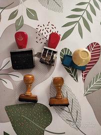 Lotto Timbri Vintage e Rastrelliera Porta Timbri
