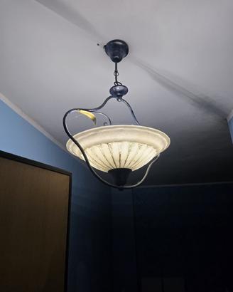 Lampadario in ferr battuto e tavolino in vetro e f