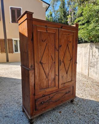 Armadio antico in ciliegio