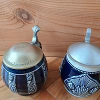 coppia di antichi boccali da birra in ceramica