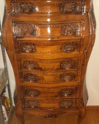 Settimanale in legno di noce intagliato