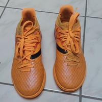 Scarpe calcio numero 35 per sintetico.
