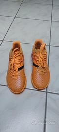 Scarpe calcio numero 35 per sintetico.