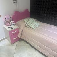 Letto singolo rosa e comodino usato 3 mesi