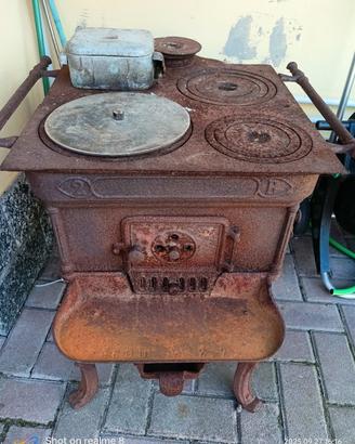 Vecchia stufa a legna