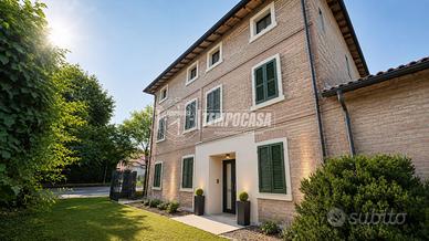 Ampia proprietà da ristrutturare con giardino priv
