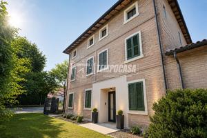 Ampia proprietà da ristrutturare con giardino priv