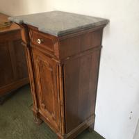 Comodino in legno.