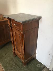 Comodino in legno.