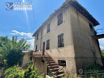 Rustico / Casale di 250 m² con più di 5 locali a M