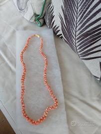 Collana in corallo rosa sosso con chiusura dorata