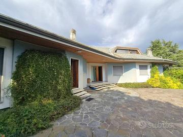 Villa di 905 m² con più di 5 locali e box auto dop