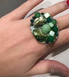 anello con pietre verdi