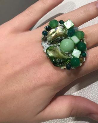 anello con pietre verdi