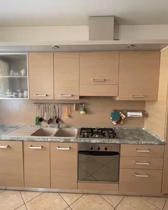Cucina compresa di lavastoviglie e forno