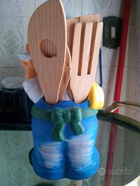 Chef con mini posate in legno