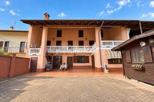 SOLUZIONE INDIPENDENTE CON TETTOIA E CORTILE
