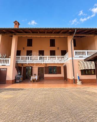 SOLUZIONE INDIPENDENTE CON TETTOIA E CORTILE