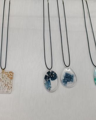 collane con ciondoli in resina