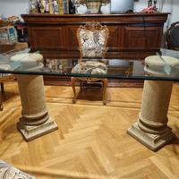 tavolo di cristallo con colonne in pietra leccese