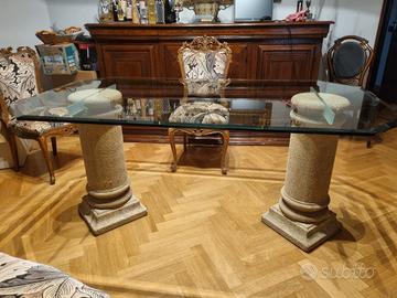 tavolo di cristallo con colonne in pietra leccese