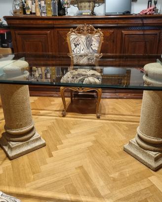 tavolo di cristallo con colonne in pietra leccese