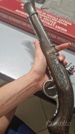 Riproduzione pistola antica