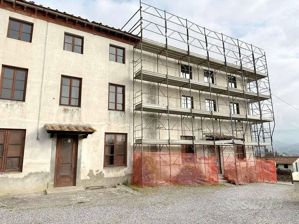 Casa indipendente di 300 m² con più di 5 locali a