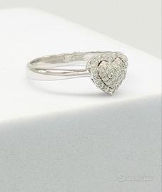 Anello a forma di cuore in oro bianco e diamanti 