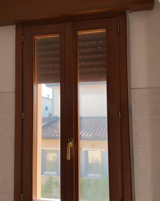 Finestre in legno con vetrocanera e cassonetto