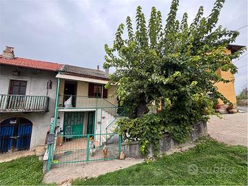 CASA SEMINDIPENDENTE CON CORTILE E BOX