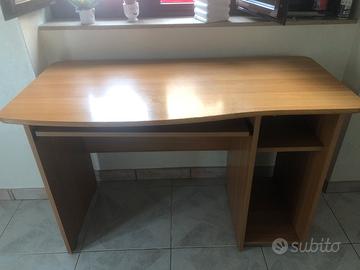 Scrivania in legno