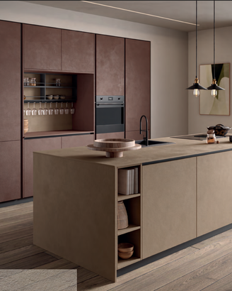 CUCINA CON ISOLA CON AMPIE COLONNE ATREZZATE