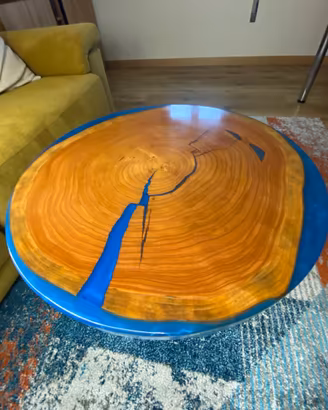 Tavolino da caffè in legno massiccio e resina