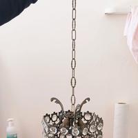 Lampadario vintage in bronzo e cristallo.