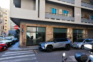 Via Asproni - Locale commerciale plurivetrine