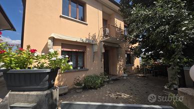 Casa singola con spazi per famiglia, lavoro e hobb