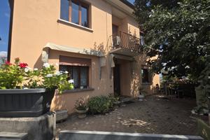 Casa singola con spazi per famiglia, lavoro e hobb