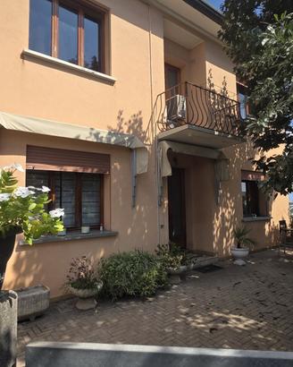 Casa singola con spazi per famiglia, lavoro e hobb
