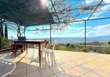Villa di 286 m² con 5 locali e box auto a Monteleo