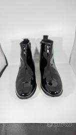 Stivaletti eleganti in pelle verniciata color nero