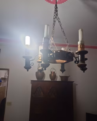 mobile salotto tavolo sedie e lampadario